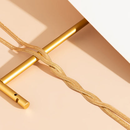 Détail du collier : chaîne torsadée dorée avec tige pendante