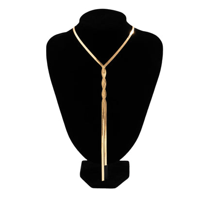 Collier chaîne torsadée dorée sur présentoir : pendentif long et design torsadé