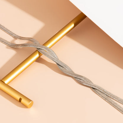 Détail du collier : chaîne torsadée argentée avec tige pendante