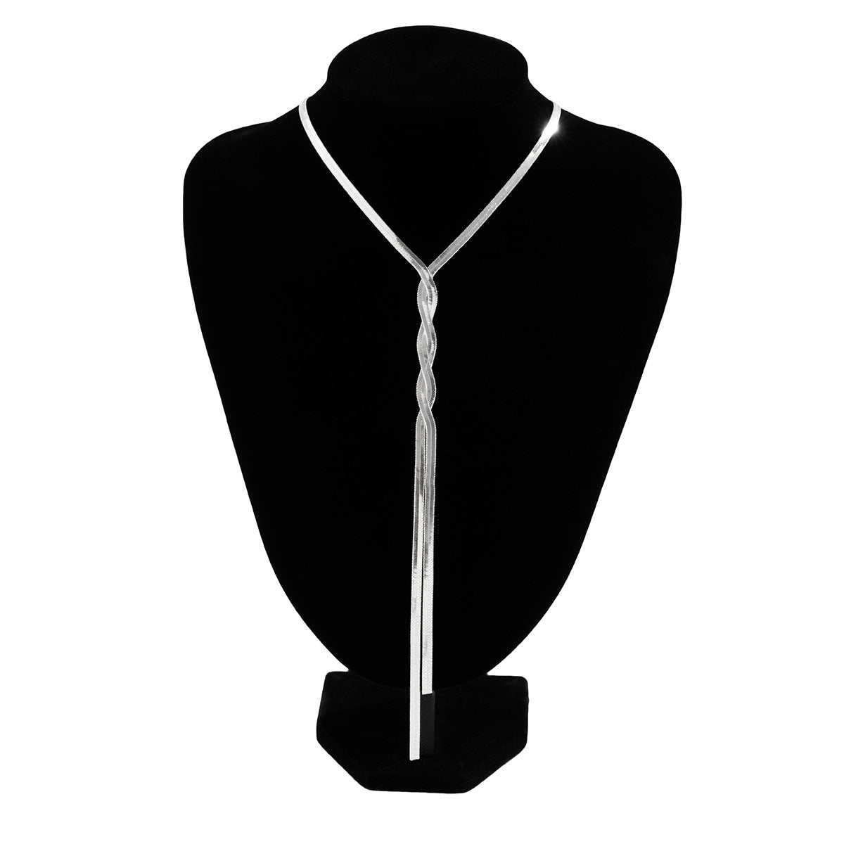 Collier chaîne torsadée argentée sur présentoir : pendentif long et torsades