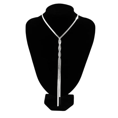 Collier chaîne torsadée argentée sur présentoir : pendentif long et torsades