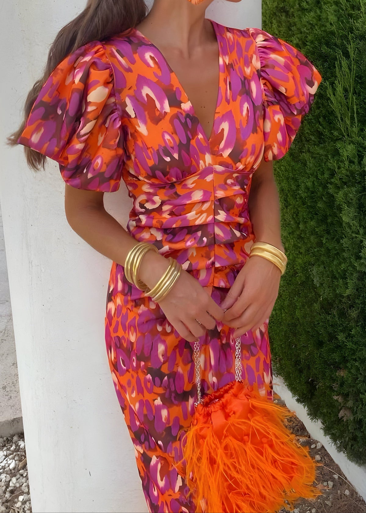 Robe à manches plissées imprimée, gros plan sur le décolleté croisé et la taille froncée.