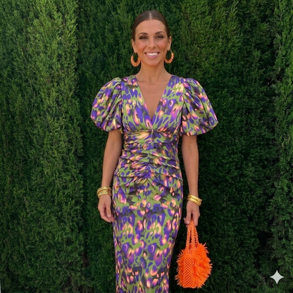 Robe à manches plissées imprimée, face, col en V et taille froncée avec plis.