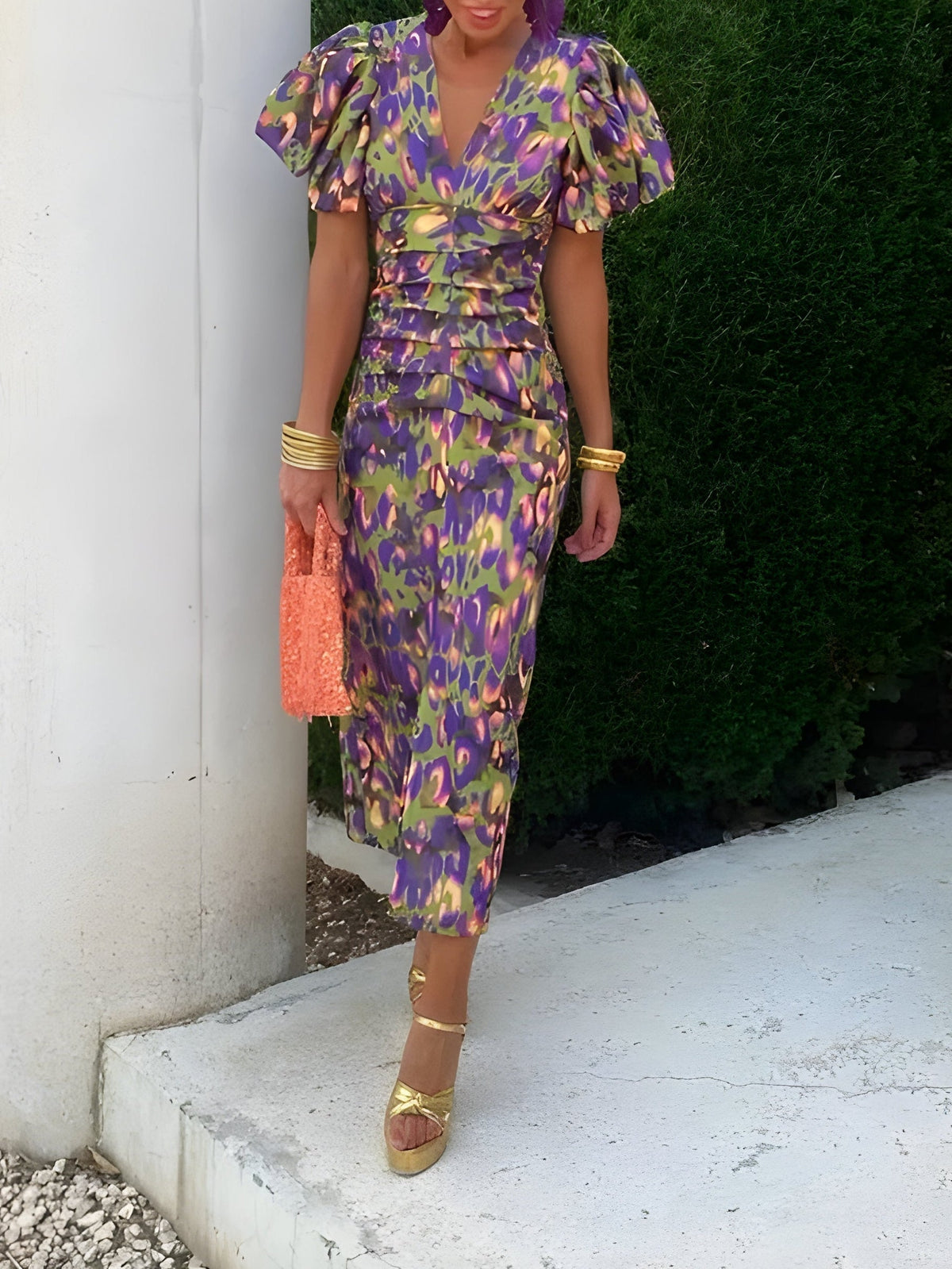 Robe à manches plissées imprimée, tenue complète, col en V et ourlet mi-long.