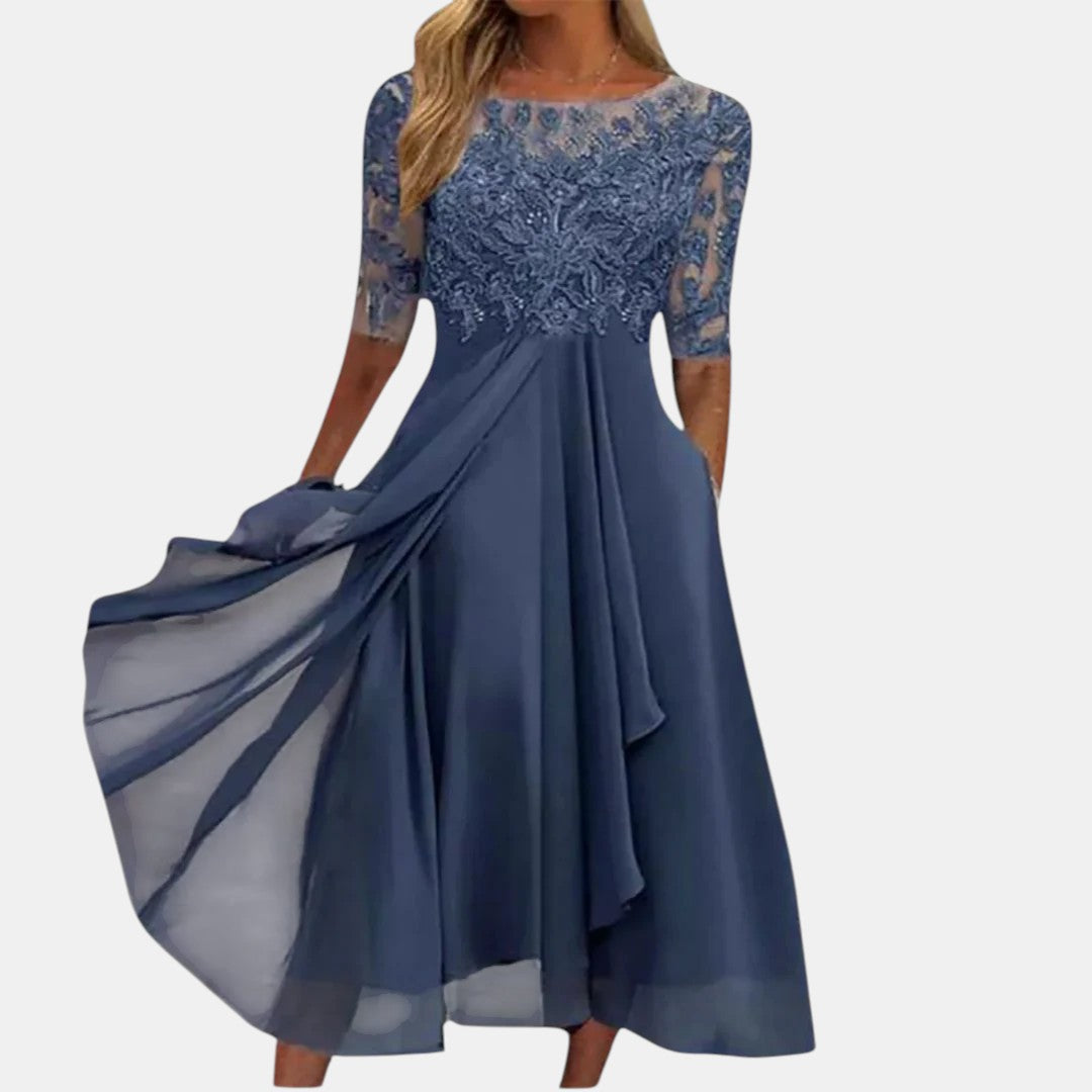 Robe en dentelle bleue, encolure ronde, manches trois-quarts, drapé sur la jupe