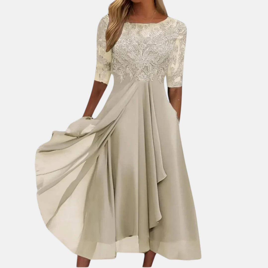 Robe en dentelle crème, manches trois-quarts, encolure ronde, jupe évasée plissée