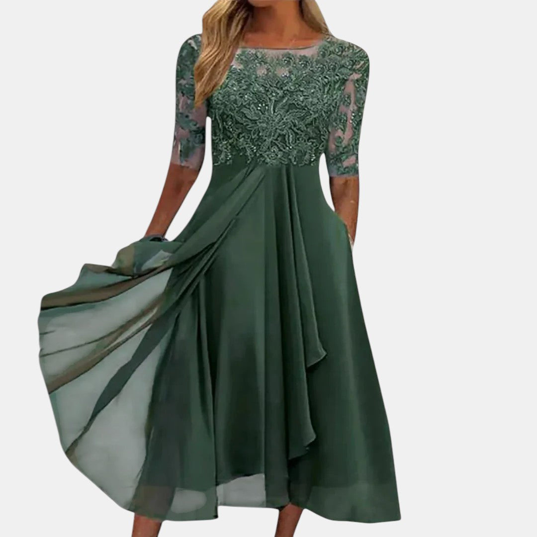 Robe en dentelle verte, manches trois-quarts, encolure ronde, jupe évasée drapée