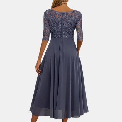 Robe courte en dentelle bleue nuit, manches trois-quarts et jupe évasée plissée
