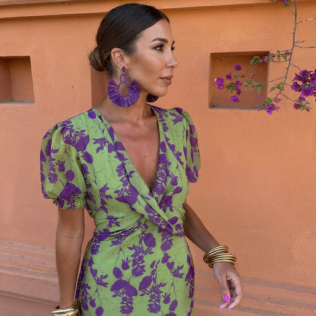 Robe d’été vert et violet à motifs, décolleté croisé, manches bouffantes courtes.