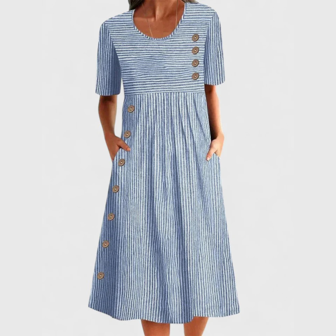 Robe midi rayée bleu, manches courtes, encolure ronde, patte boutonnée sur le devant.