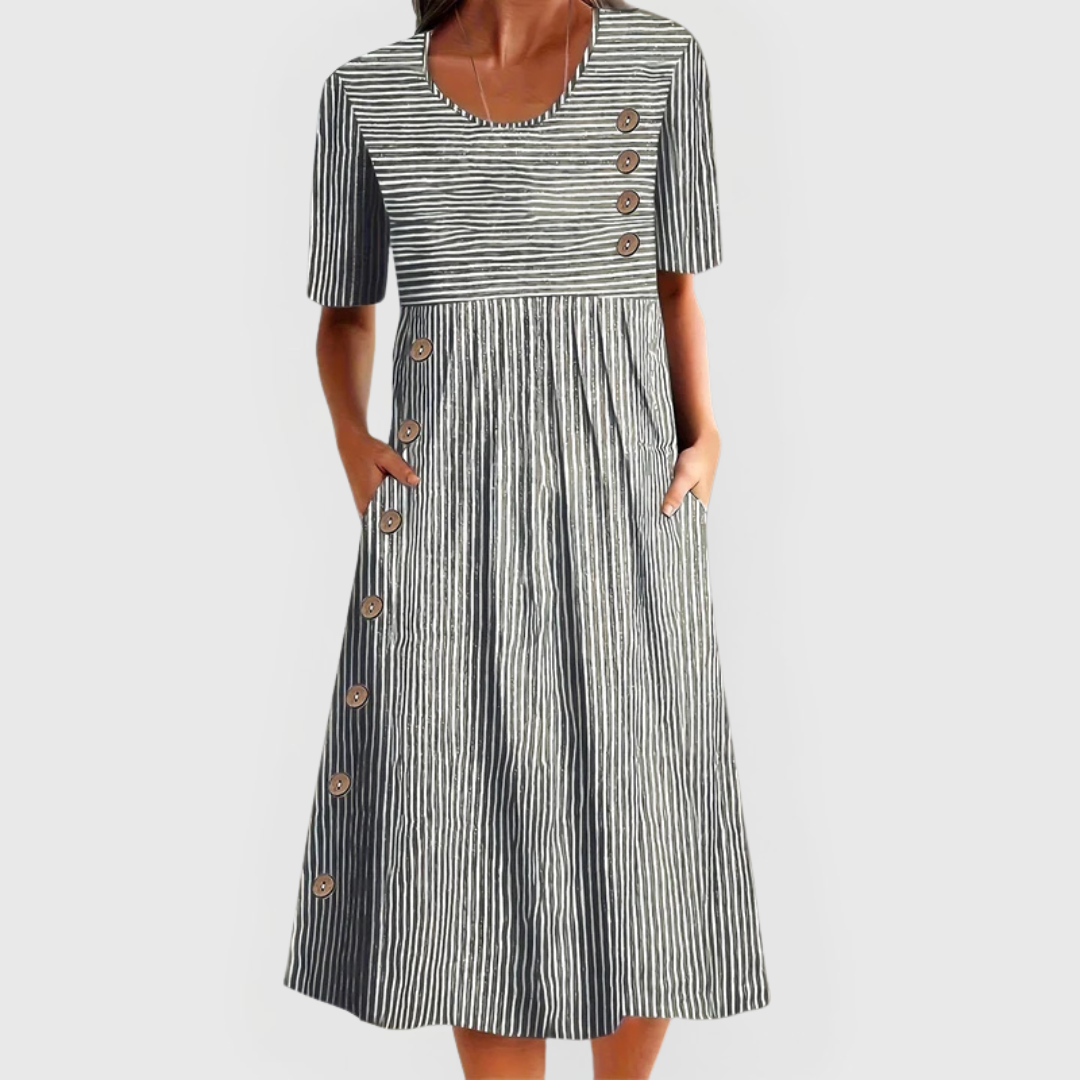 Robe midi rayée noir et blanc, manches courtes, encolure ronde, patte boutonnée.