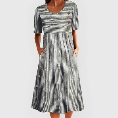 Robe midi rayée noir et blanc, manches courtes, encolure ronde, patte boutonnée.