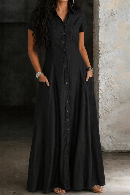 Robe longue en jean noire, manches courtes, col chemise, patte de boutons devant, ample