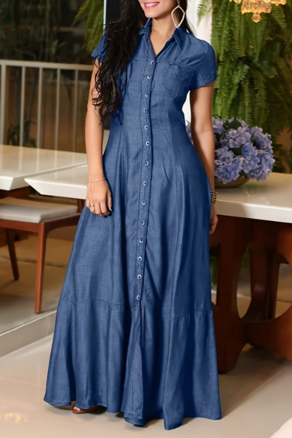 Robe longue en jean bleu, manches courtes, col chemise, boutons devant, coupe évasée