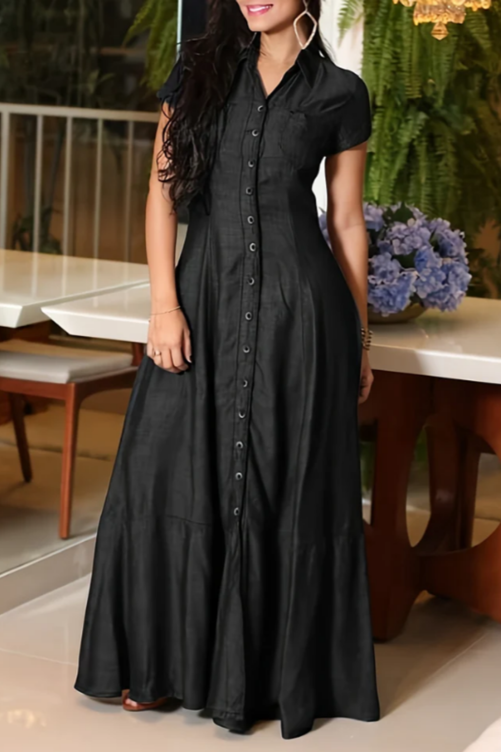 Robe longue en jean noire, manches courtes, col chemise, boutons devant, coupe évasée