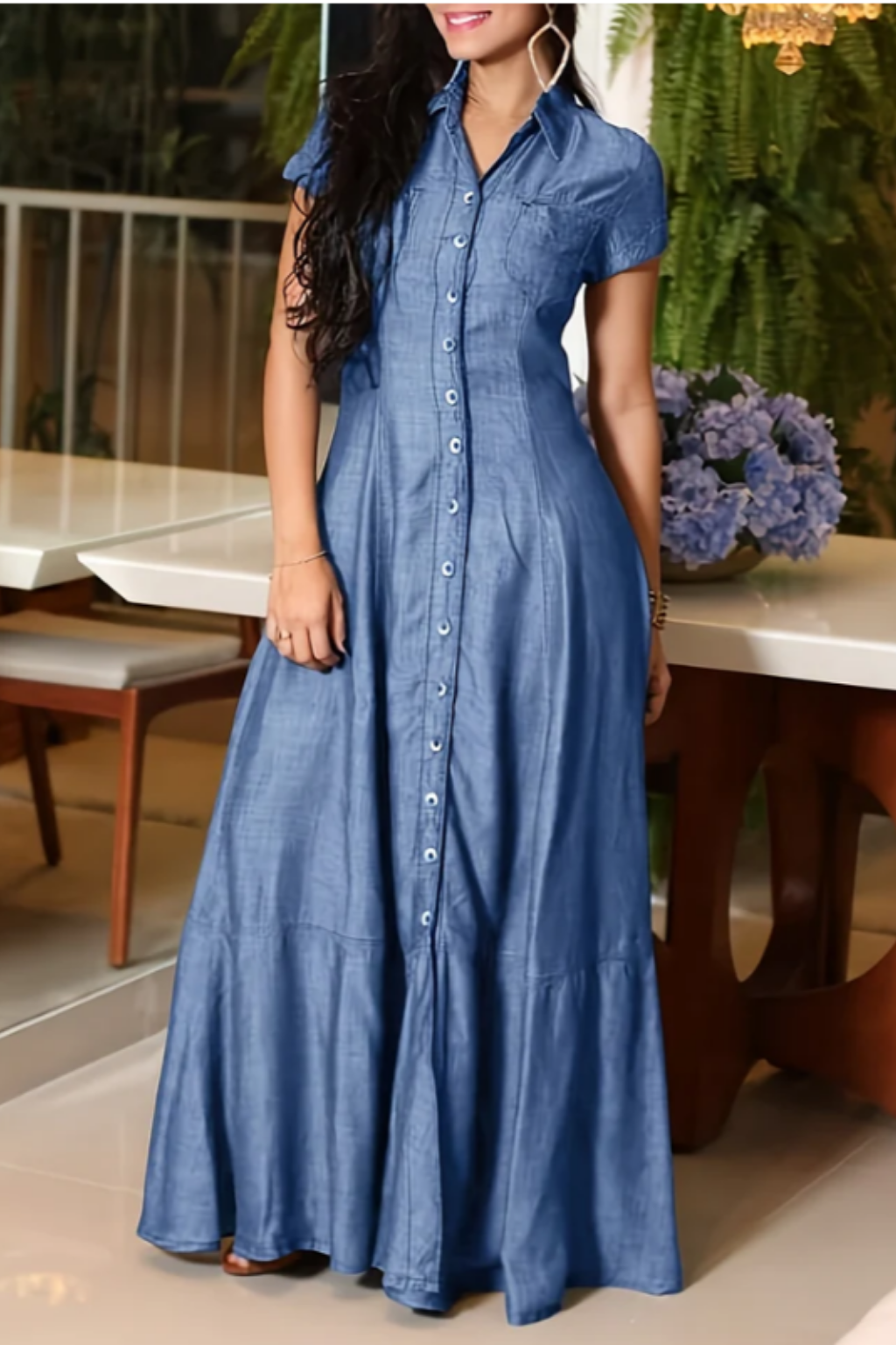 Robe longue en jean bleu clair, manches courtes, col chemise, boutons devant, coupe évasée