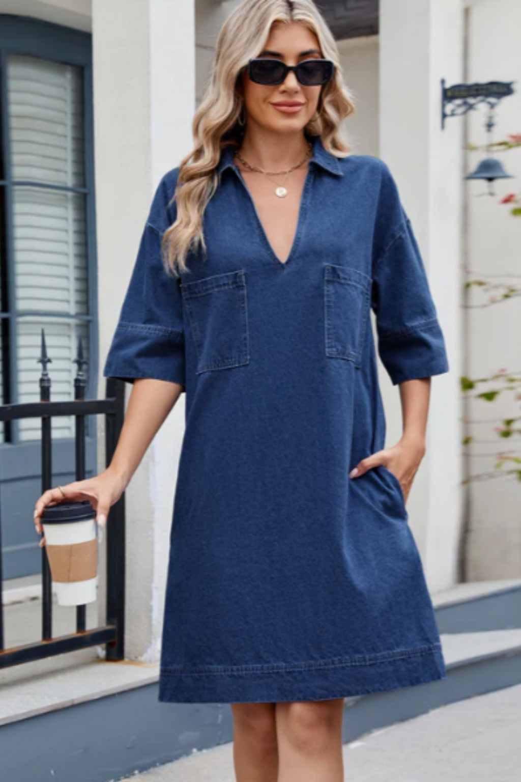 Robe en jean bleu foncé, encolure V, deux poches poitrine, manches trois-quarts.