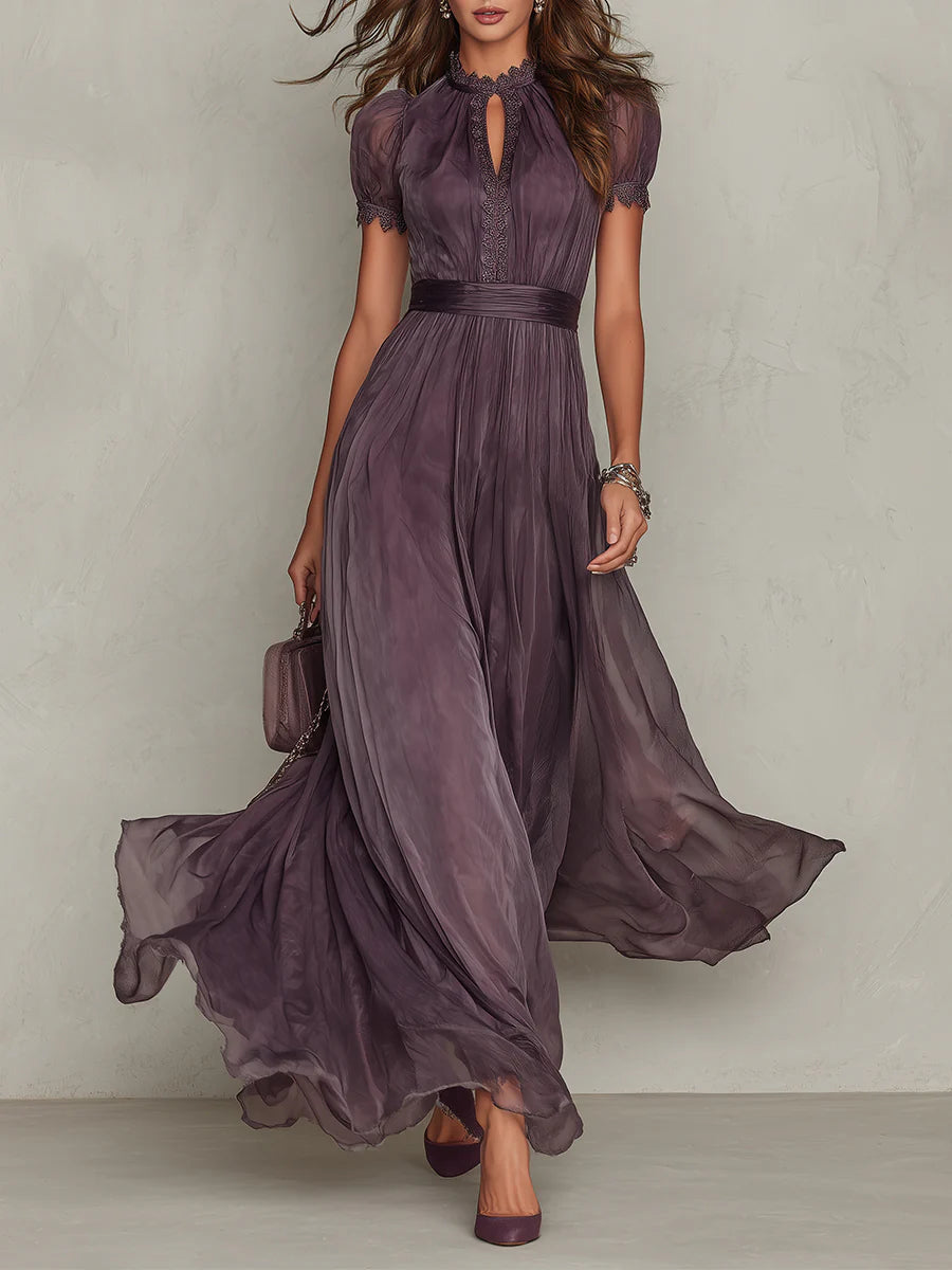 Robe longue violette froissée, encolure fendue et manches bouffantes