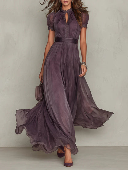 Robe longue violette froissée, encolure fendue et manches bouffantes