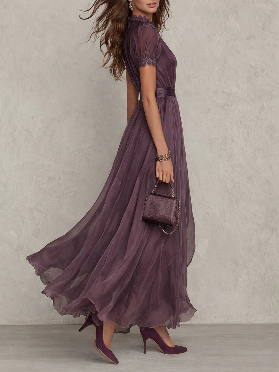 Robe longue violette en mousseline, manches bouffantes et encolure fendue