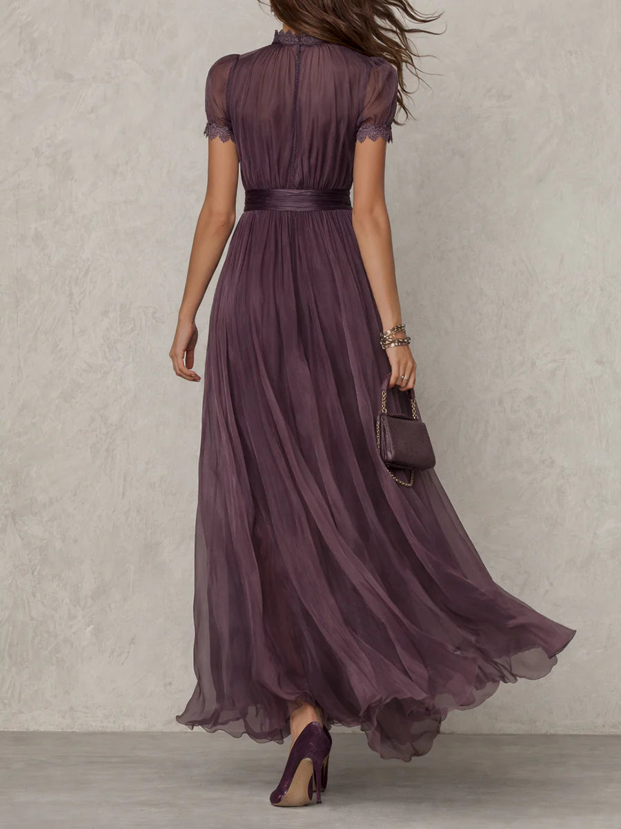 Robe longue violette à taille ceinturée, manches bouffantes et jupe ample