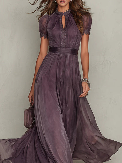 Robe longue violette, encolure fendue avec lien et manches bouffantes