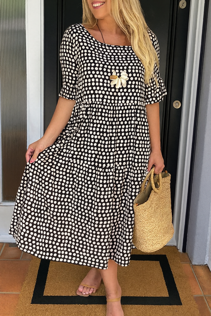 Robe midi manches courtes noire et blanche à pois, appliqué fleur au buste