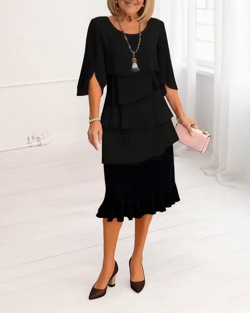 Robe fluide noire à étages et volants, manches courtes, encolure carrée