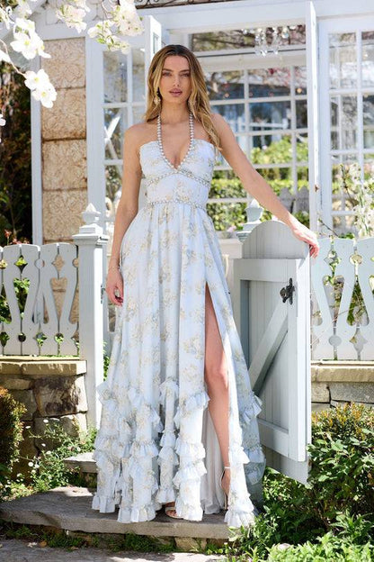 Robe longue blanche à motif floral délicat, bretelles perlées et fentes à l’ourlet