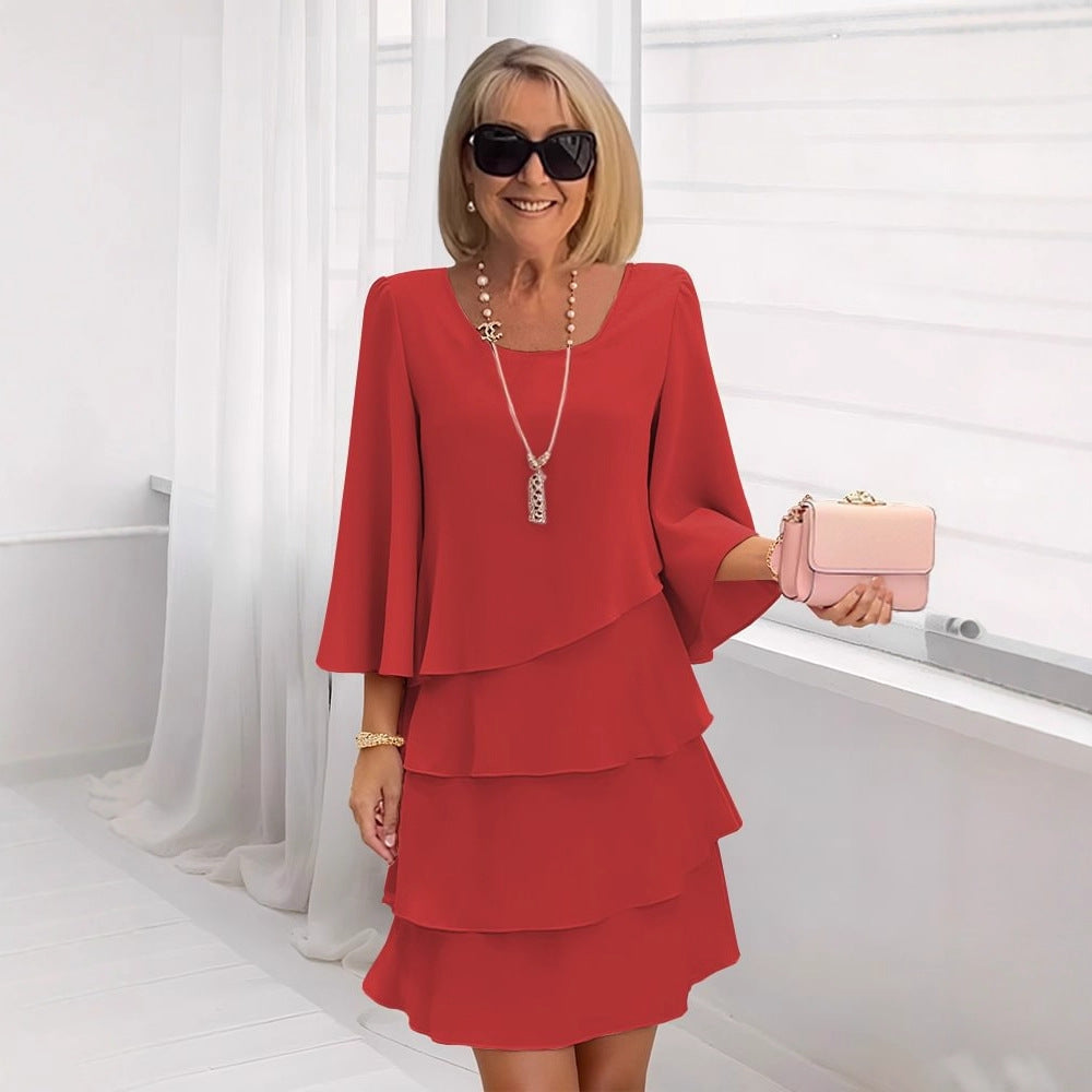 Robe midi rouge à volants superposés, encolure carrée, manches évasées.