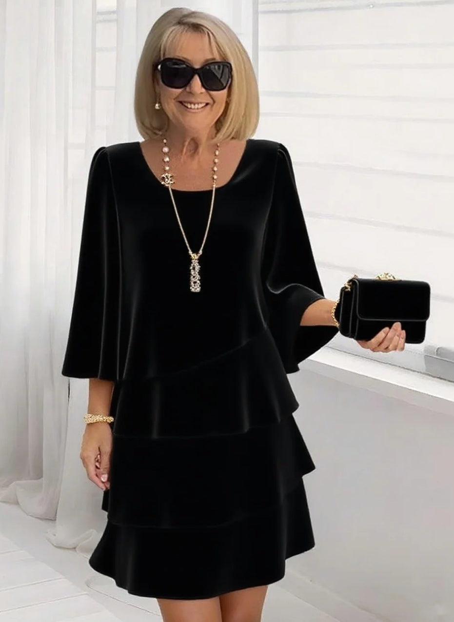 Robe midi noire à volants superposés, encolure carrée, manches évasées.