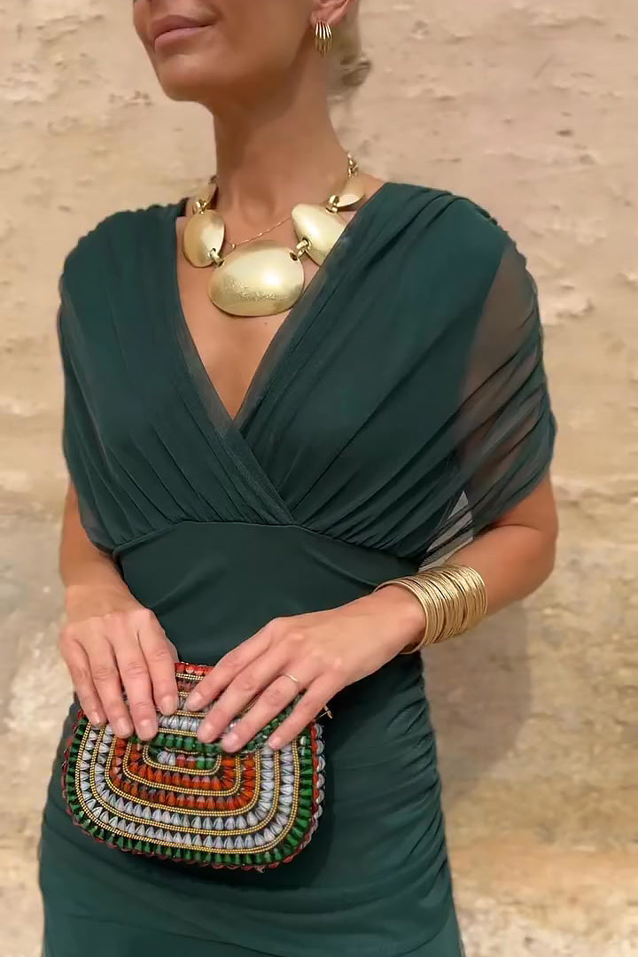 Robe maxi vert bouteille col V, manches tulle, drapés au buste, vue rapprochée