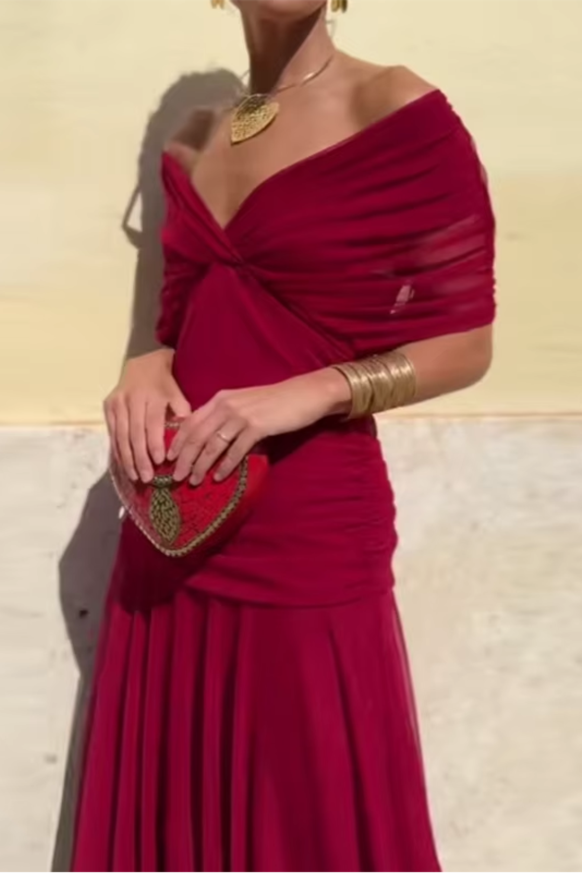 Robe maxi bordeaux à col V froncé, manches courtes, détails dorés sur la ceinture