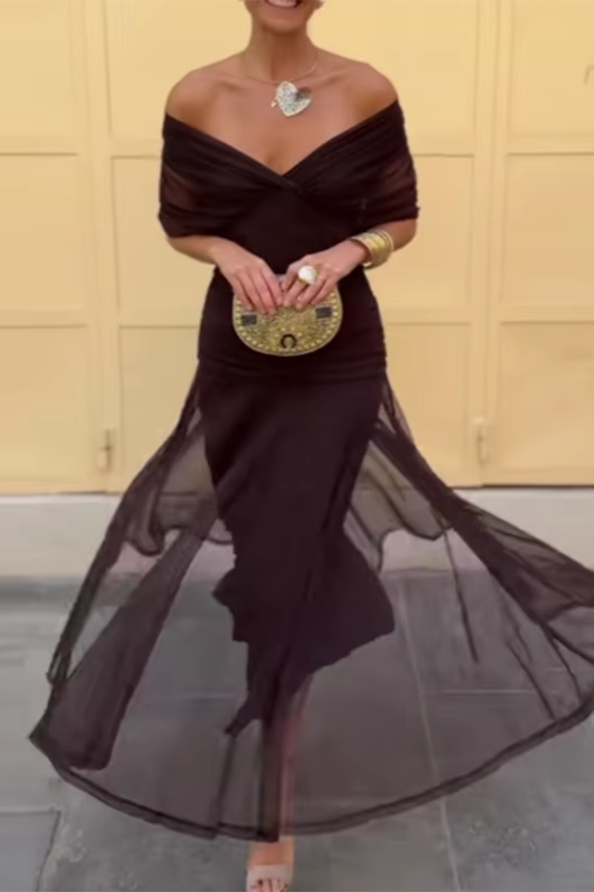 Robe maxi marron foncé à épaules dénudées, jupe en voile superposé, ceinture dorée