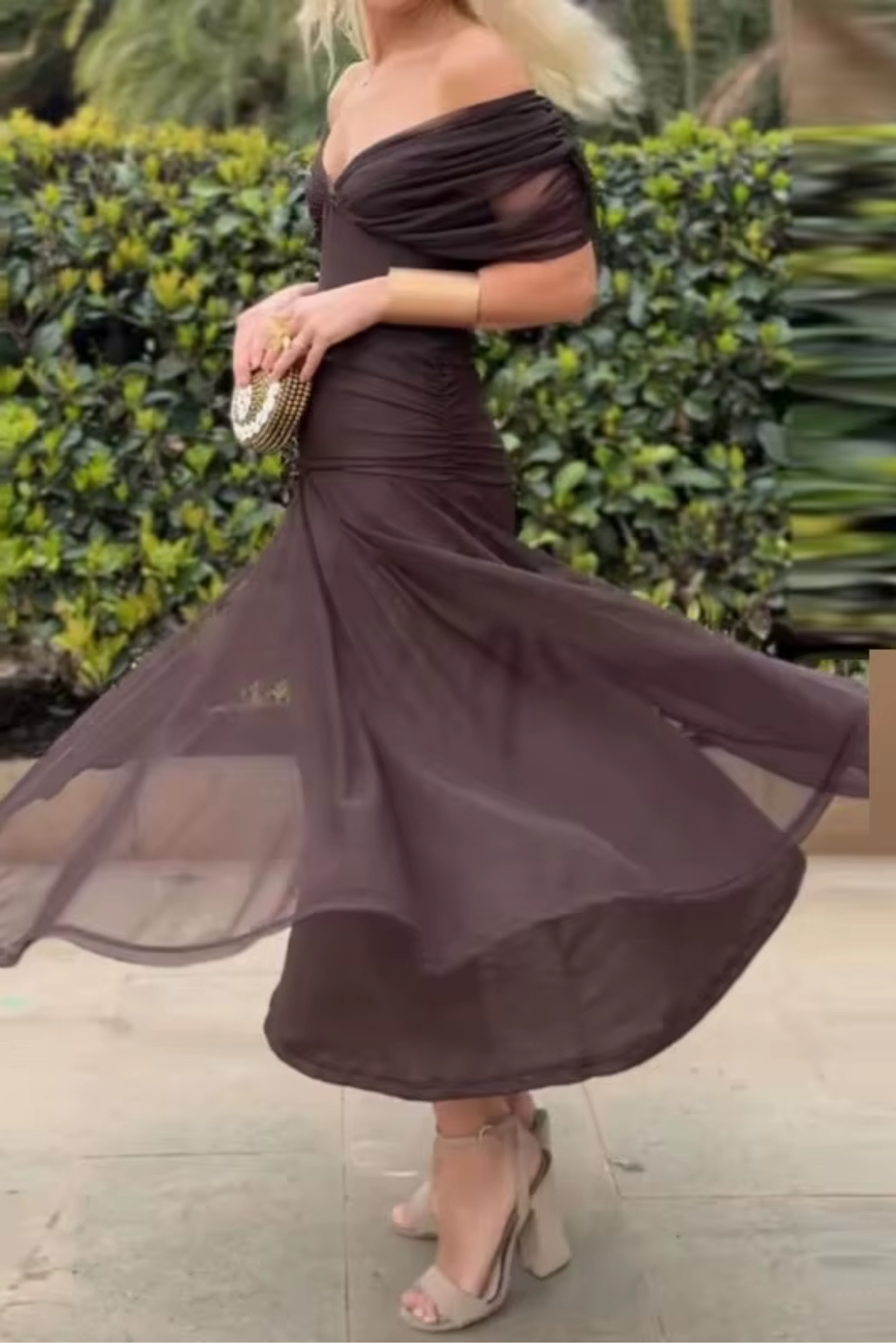 Robe maxi de fête marron foncé à épaules dénudées, jupe en voile plissée
