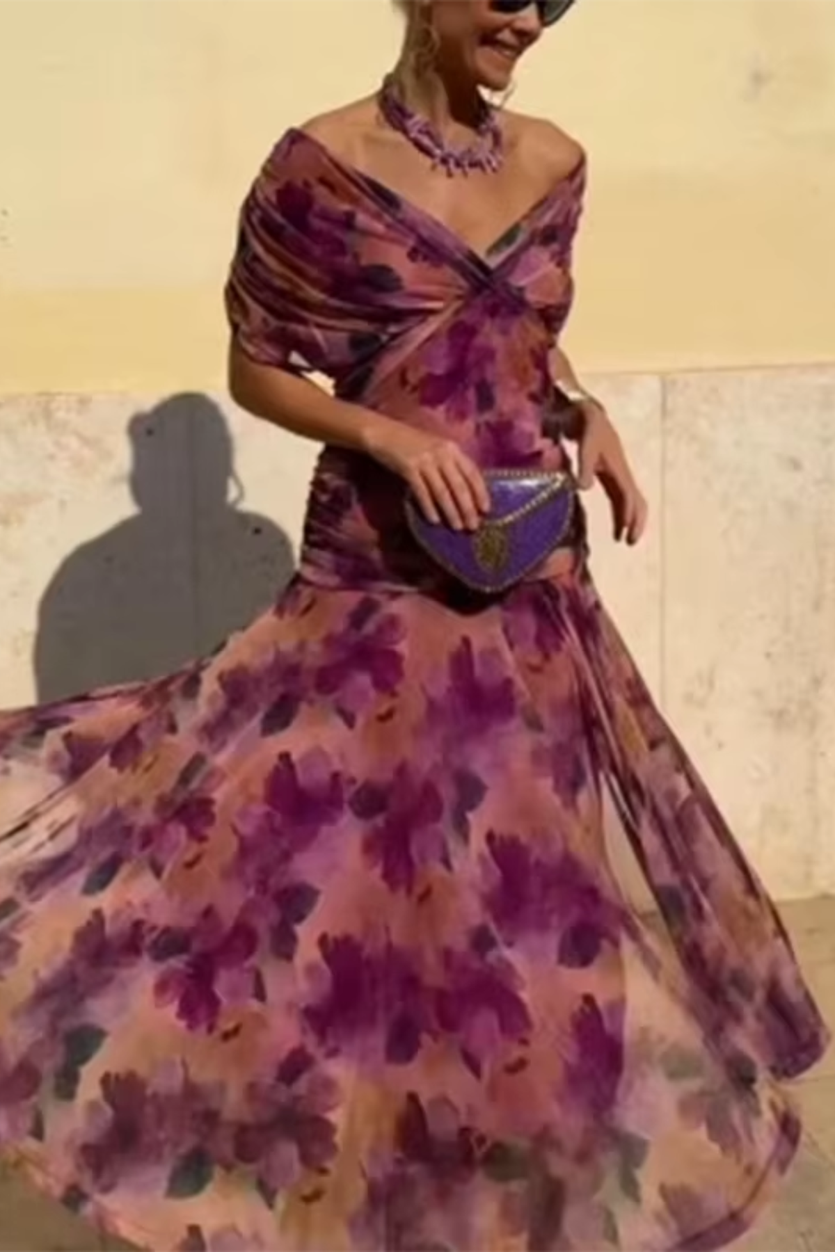 Robe maxi à col V florale violette et rose, manches courtes, jupe évasée