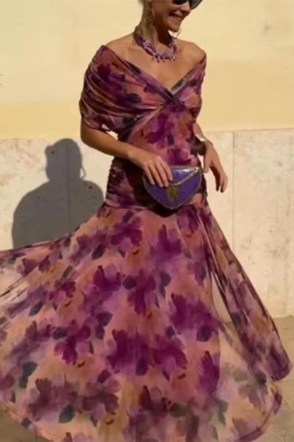 Robe maxi à col V florale violette et rose, manches courtes, jupe évasée