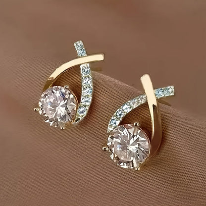 Puces d’oreilles croix dorée serties de zirconium transparent, vue de face