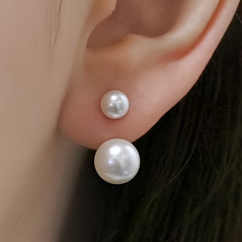 Boucles d’oreilles pendantes à doubles perles blanches, monture métallique, vues sur l’oreille