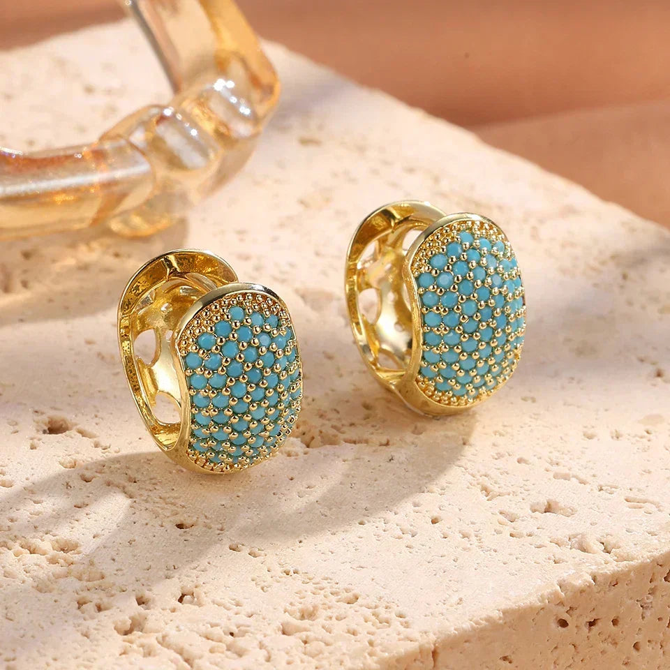 Boucles d’oreilles créoles dorées à cabochon turquoise, bord festonné de petits strass