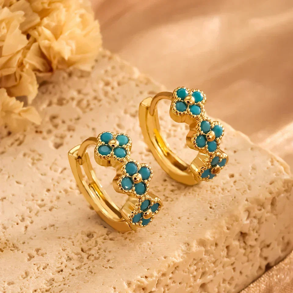 Créoles dorées avec appliques fleurs turquoise en perles