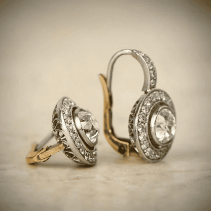 Boucles d’oreilles vintage : cristal clair ovale, monture argentée strass et attache dorée.