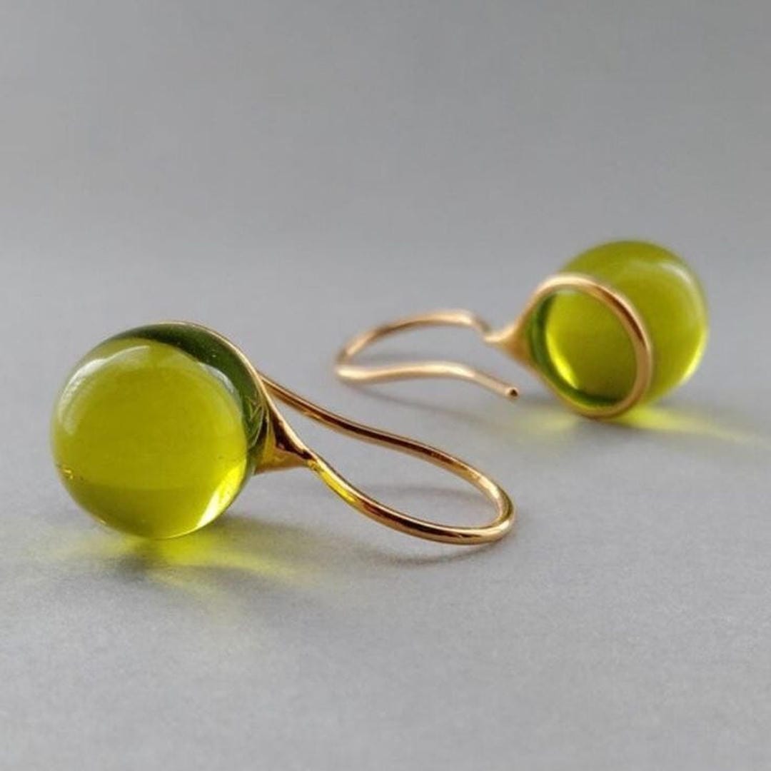Paire de boucles d’oreilles goutte en cristal vert olive, crochets dorés.