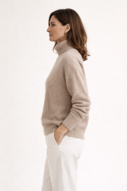 Pull en maille à col roulé, beige clair, vue de profil, manches longues