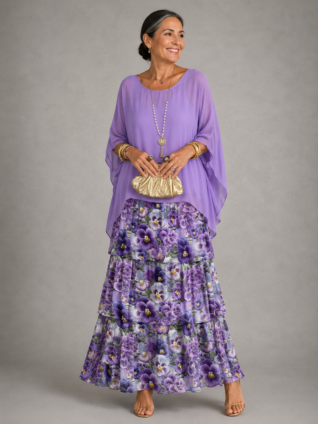 Robe longue fluide violette, encolure carrée, manches amplettes, jupe à volants fleurie