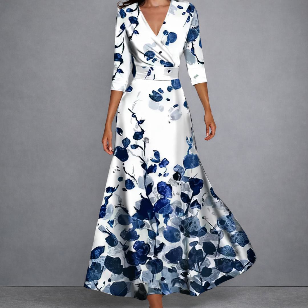Robe longue blanche à motifs floraux bleus, encolure V, manches trois-quarts.