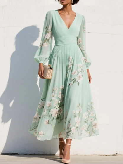 Robe midi vert clair fleurie, col V, buste froncé plissé, manches bouffantes.