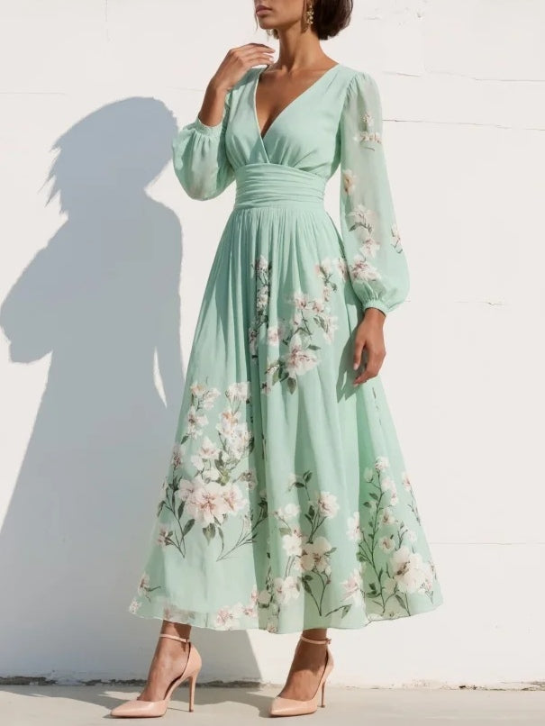 Robe midi vert clair plissée, col V, manches ballon, fleurs sur la partie jupe.