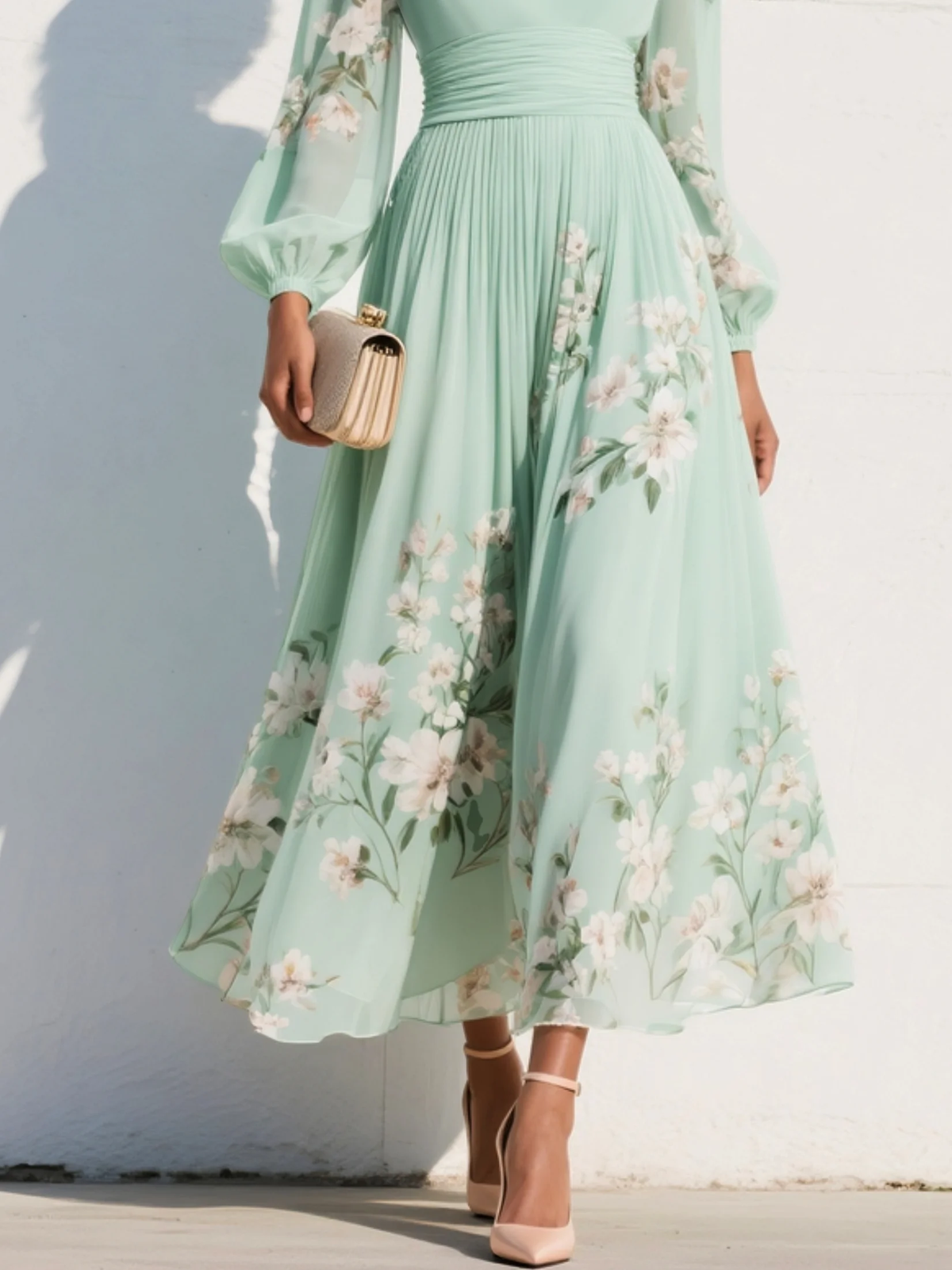 Robe midi vert clair plissée, jupe fleurie, manches longues bouffantes, avec sac à poignée.