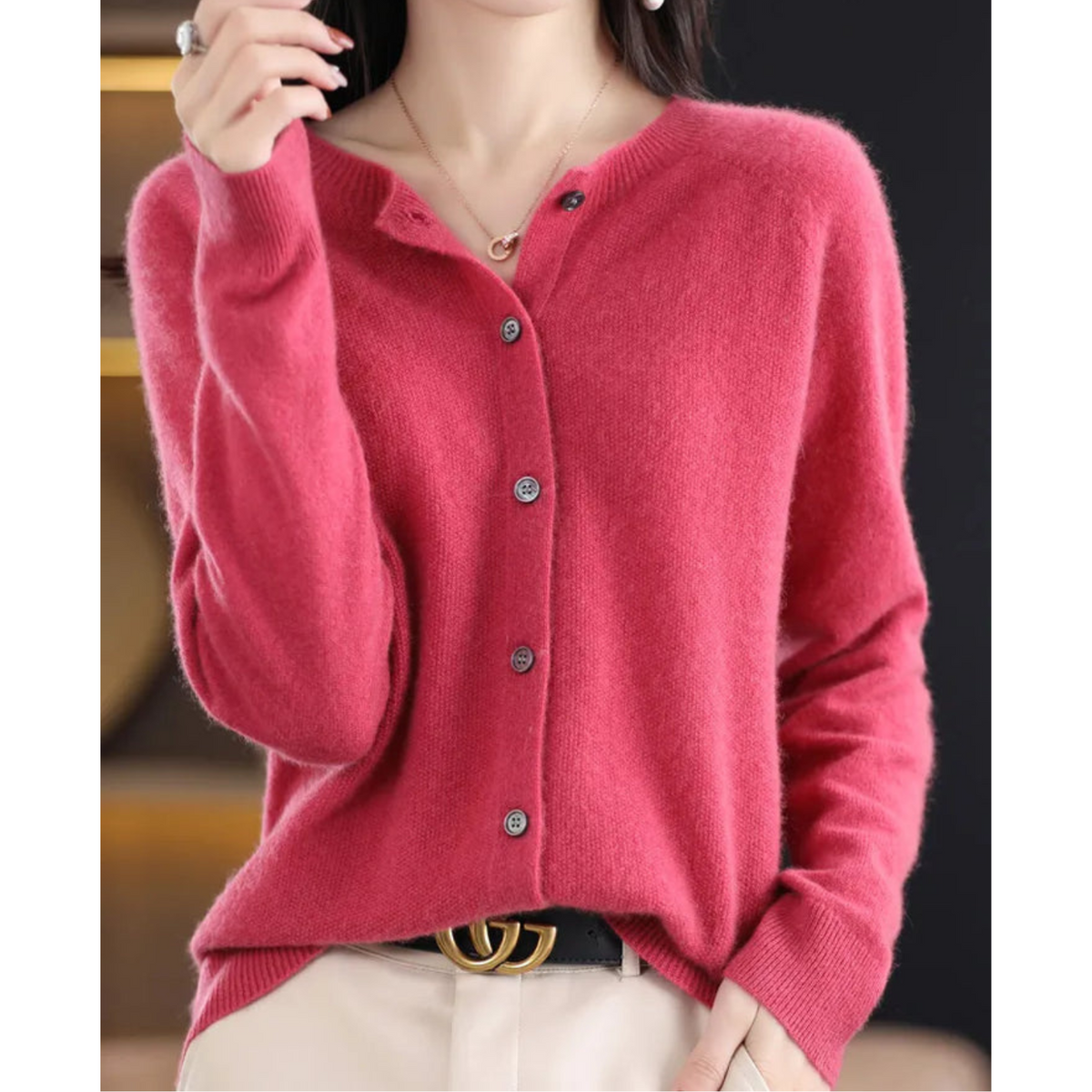Pull en laine rose foncé, boutonné devant, col mao, manches longues